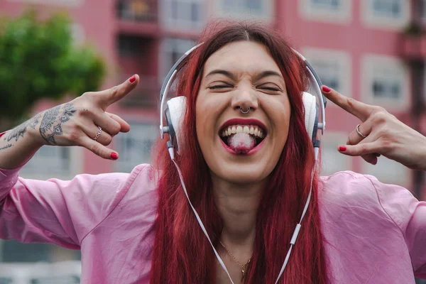 Chica Joven Feliz Con Expresión Rebelde Auriculares —  Fotos de Stock