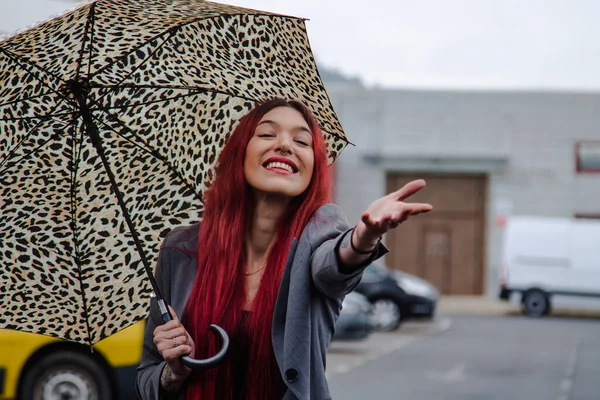 Meisje Met Paraplu Regenen Straat — Stockfoto