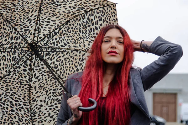 Lány Utcán Esernyővel — Stock Fotó