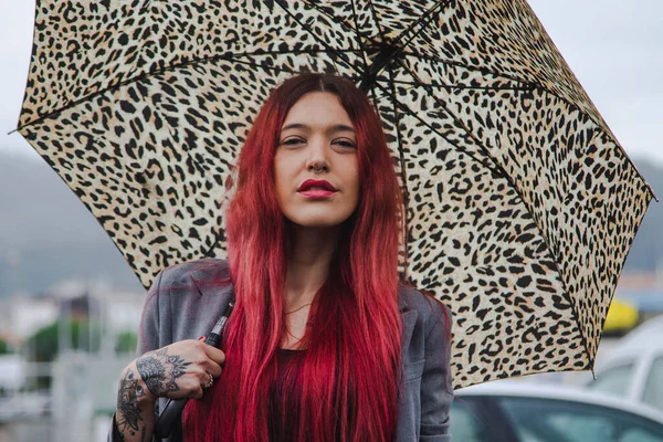 Lány Utcán Esernyővel — Stock Fotó