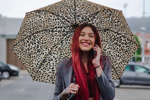 우산을 거리에서 전화를 — 스톡 사진