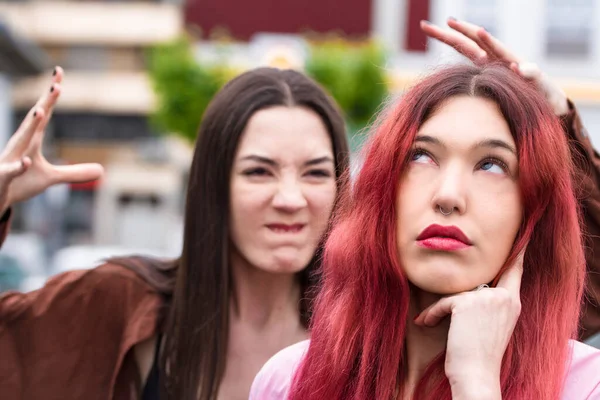 Dühös Fiatal Nők Vitatkoznak Utcán — Stock Fotó