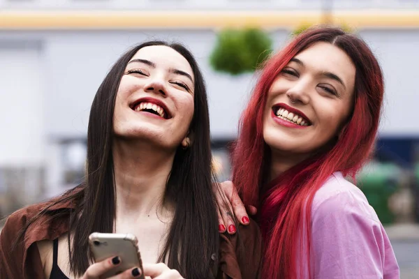 Chicas Jóvenes Divertidas Mirando Teléfono Móvil —  Fotos de Stock