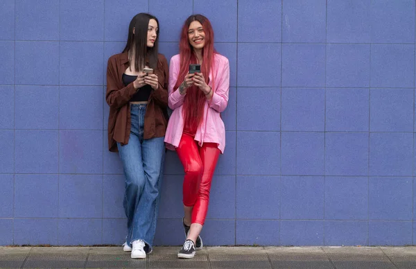 Sokakta Cep Telefonu Olan Mutlu Genç Arkadaşlar — Stok fotoğraf