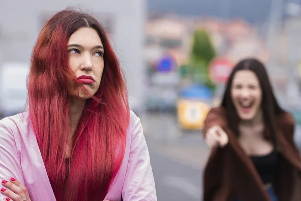 Dühös Női Barátok Vitatkoznak Utcán — Stock Fotó