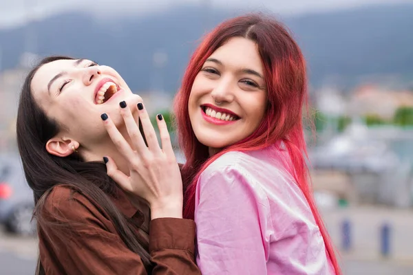 Sorridenti Giovani Donne Felici Che Abbracciano Strada — Foto Stock