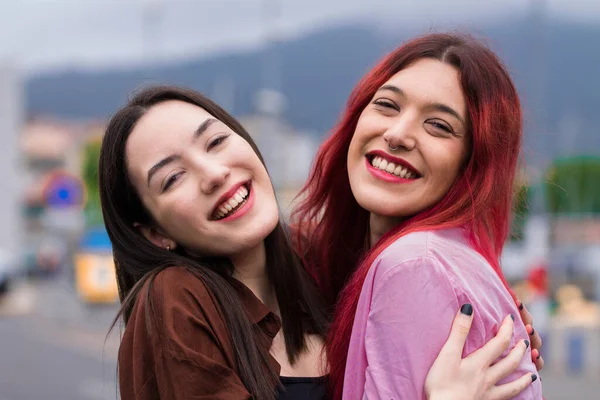 Uśmiechnięte Młode Szczęśliwe Kobiety Przytulające Się Ulicy — Zdjęcie stockowe