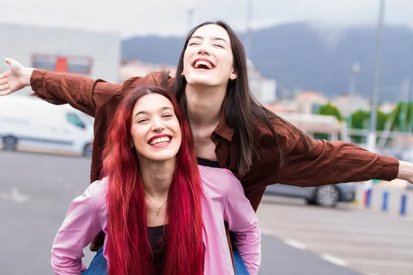 Счастливые Женщины Поднятыми Улице Руками — стоковое фото