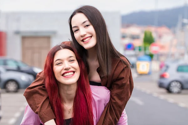 Две Счастливые Молодые Красивые Женщины — стоковое фото
