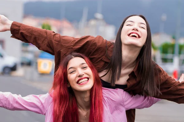 Счастливые Женщины Поднятыми Улице Руками — стоковое фото