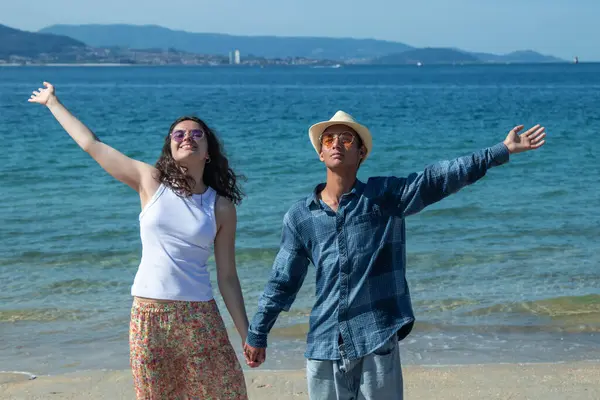 Счастливая Приветливая Пара Наслаждающаяся Закатом Пляже Поднятыми Руками Радостном Ликующем — стоковое фото