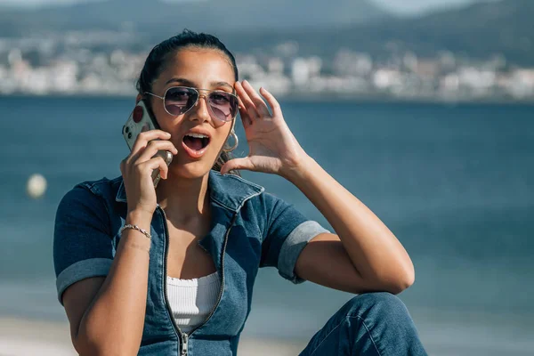 Mujer Joven Con Expresión Sorprendida Hablando Con Teléfono Móvil —  Fotos de Stock