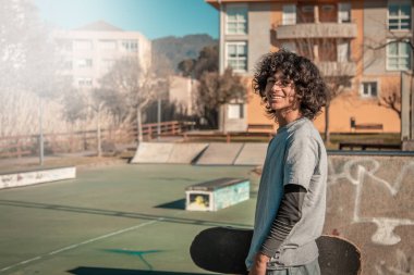 Kaykay parkında kaykaylı genç bir adam.