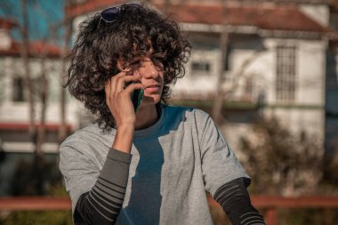 Cep telefonlu Afro-Amerikan genç adam.