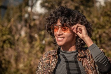 Klasik güneş gözlüğü takan genç Afro-Amerikan adam.