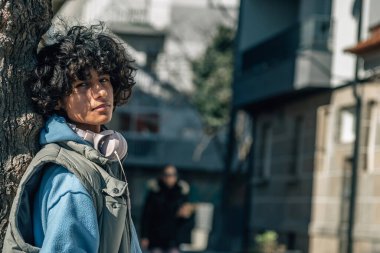 Kulaklık takmış genç bir delikanlı.