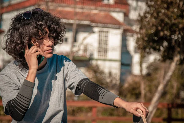 Ragazzo Adolescente Con Skateboard Telefono Cellulare Strada — Foto Stock