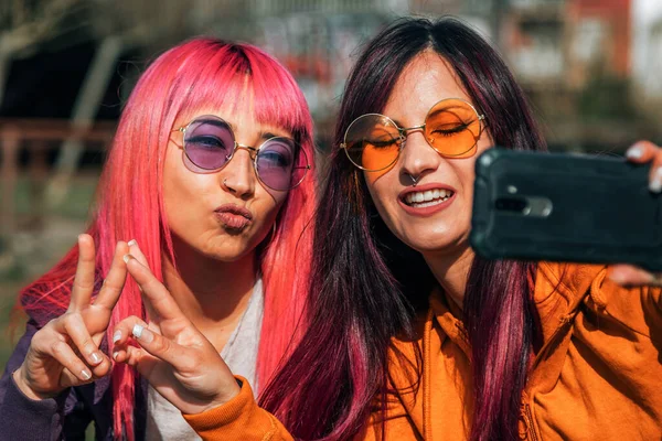 Pareja Chicas Tomando Una Selfie Video Vivo Con Teléfono Calle — Foto de Stock