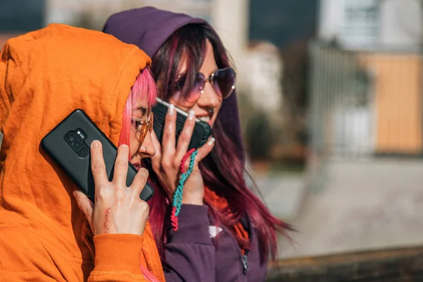 Sokakta Cep Telefonuyla Konuşan Sıradan Genç Kadınlar — Stok fotoğraf