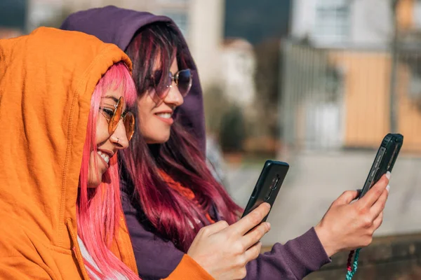 Sokakta Cep Telefonu Olan Şehirli Genç Kadınlar — Stok fotoğraf
