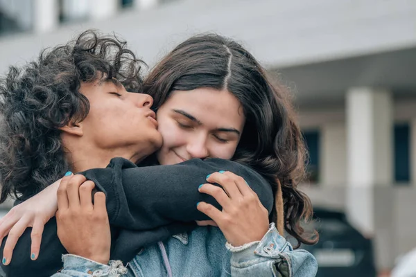 Felice Coppia Adolescente Baciare Sulla Strada — Foto Stock