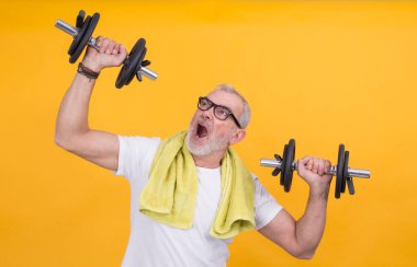 Beklenmedik hareketler ve dambıllar yapan olgun bir adam.