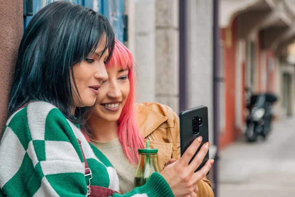 Gülümseyen Şehirli Genç Kızlar Sokakta Cep Telefonuna Bakıyorlar — Stok fotoğraf