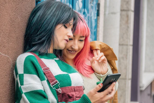 Gülümseyen Şehirli Genç Kadınlar Sokakta Konuşuyor Cep Telefonlarına Bakıyor — Stok fotoğraf