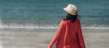 Rahatlamış özgür kadın sahilde eğleniyor.