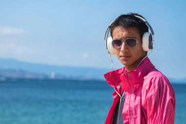 Denizde yaşayan Latin kulaklıklı adam.