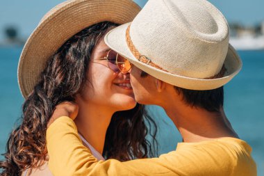 Aşık bir çift sahilde öpüşüyor.