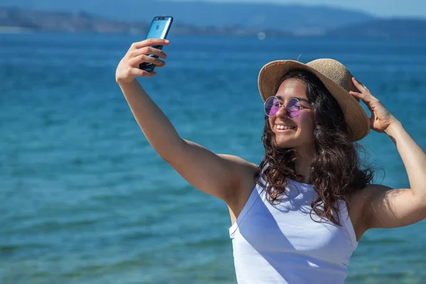 Chica Tomando Una Selfie Video Vivo Playa — Foto de Stock