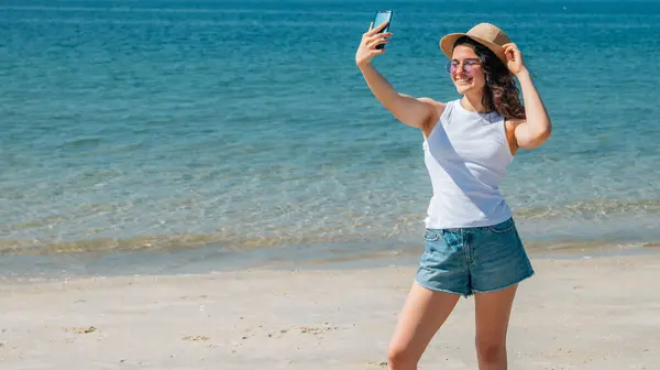 Girl Beach Taking Selfie Live Video — Stock Photo, Image