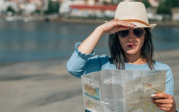 地図をコンサルティングする若い観光客女性 ストック画像