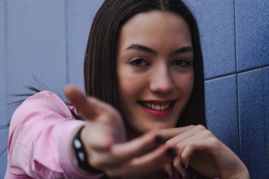 Önünde eli olan Asyalı feminist kadın.