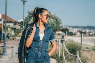 Kumsalda yürüyen bir kadın