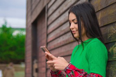 Latin Latin kadın sokakta cep telefonu kullanıyor.