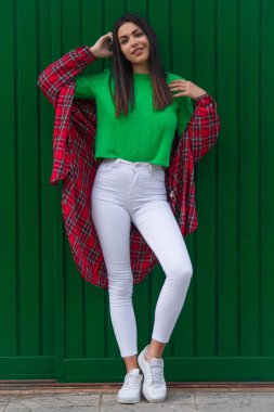 Şehirde genç, mutlu Latin bir kadının portresi.