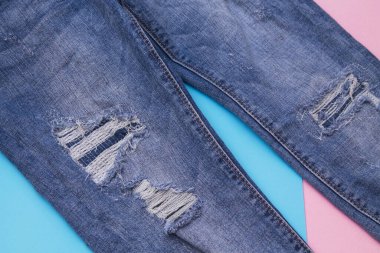 Renkli arka planda yıpranmış kot