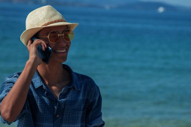 Sahilde telefonda konuşan genç adam