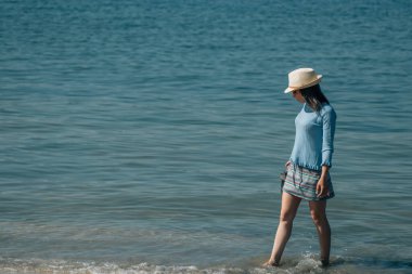 Kumsalda Yürüyen Genç Kadın