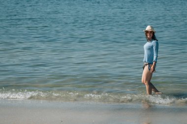 Kumsalda rahat bir kadın.