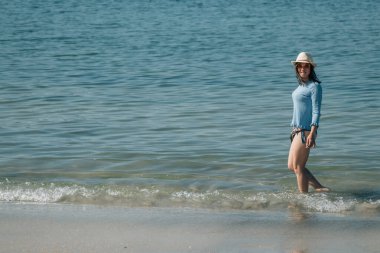 Kumsalda rahat bir kadın.