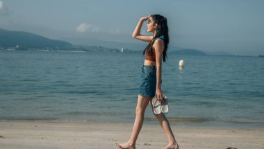 Kumsalda Yürüyen Kadın