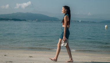 Kumsalda Yürüyen Kadın