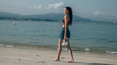 Kumsalda Yürüyen Kadın