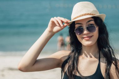 Şapkalı ve güneş gözlüklü bir turist portresi.