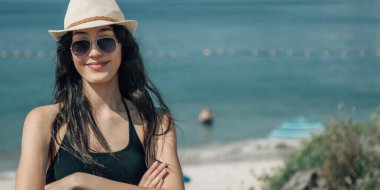 Plaj geçmişi olan genç bir turist kadın.