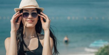 Şapkalı ve güneş gözlüklü bir turist portresi.