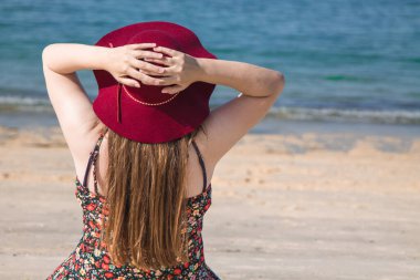 Ayrıca sahilde boyunu aşan bir kadın denize bakarken rahatlıyor.